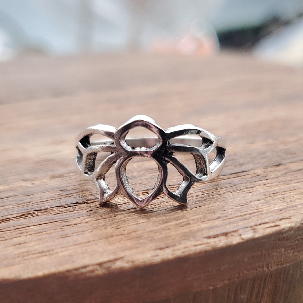 Silver Tone Lotus Cutout Ring -  Womens Jewelry Size 8 R825